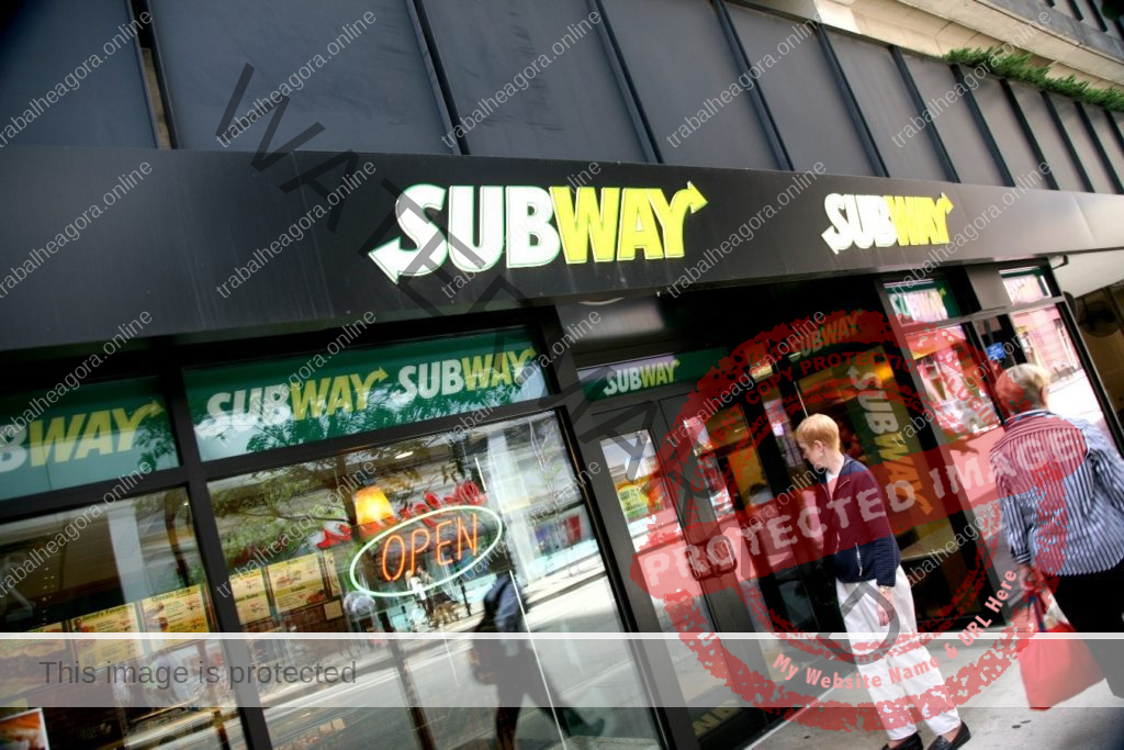 Funcionária do Subway dorme em cima do sanduíche e vídeo viraliza -  Pretinho Básico